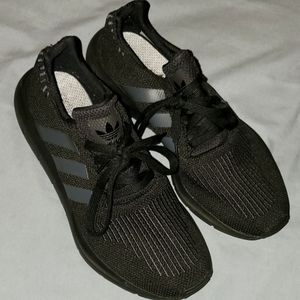 ADIDAS SWIFT RUNS